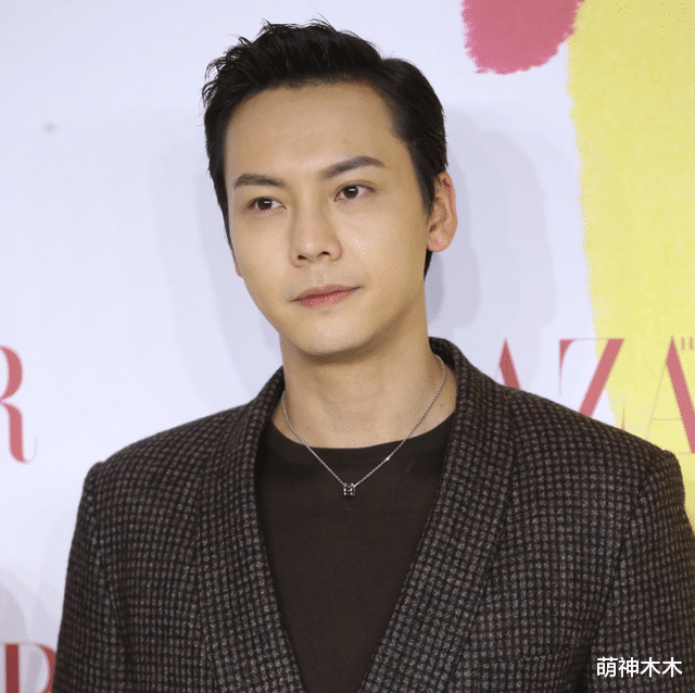 高定|芭莎慈善夜红毯生图来了！杨幂复古大花裙压场，杨颖高定首穿迎战