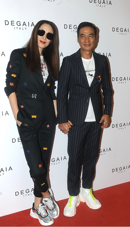 八只爪的猫 任达华1米79妻子，硬是把长裤穿成了九分裤，成中年女人穿衣榜样