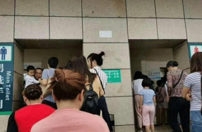 “服务区上演男女同厕现象,女性冲进男厕所一起抢位置,真是尴尬”