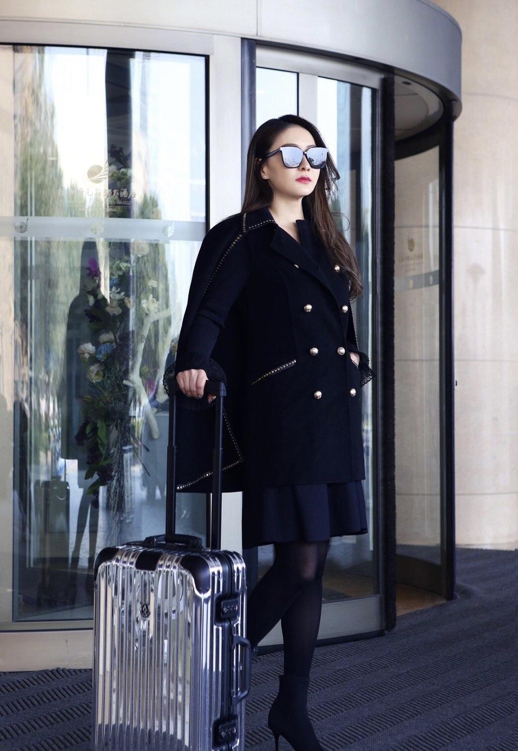 何有强|陈德容?已经47岁了，魅力不减，穿白色外套搭配半身，高级优雅