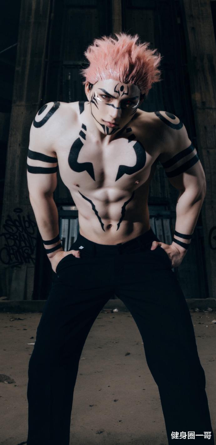 健身圈一哥 撸铁健身打造一身腱子肉，超爱cosplay，宛如画中走出来的肌肉美男！