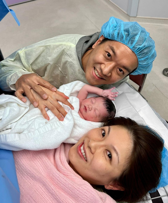 41岁黎诺懿陪同妻子产子,产房合影太温馨,男方坦言不敢剪脐带