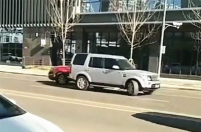 七天说斯诺克 山西道路上两辆路虎互撞,女司机摇下车窗大喊:咱俩赶紧去离婚!