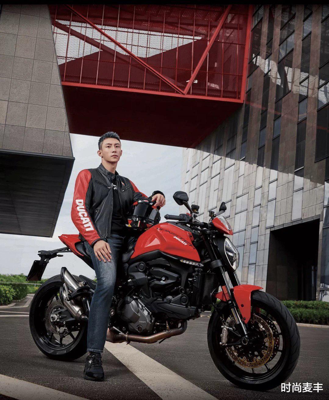 时尚麦丰|黄景瑜超酷帅亮相，机车服配牛仔上演摩托旋风，man范儿十足