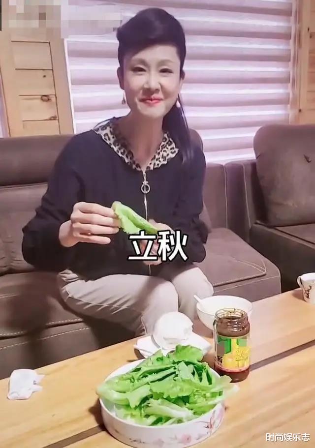 穿衣搭配|于文华“逆”生长？56岁了肌肤还是那么紧致，颜值更是一点不减！