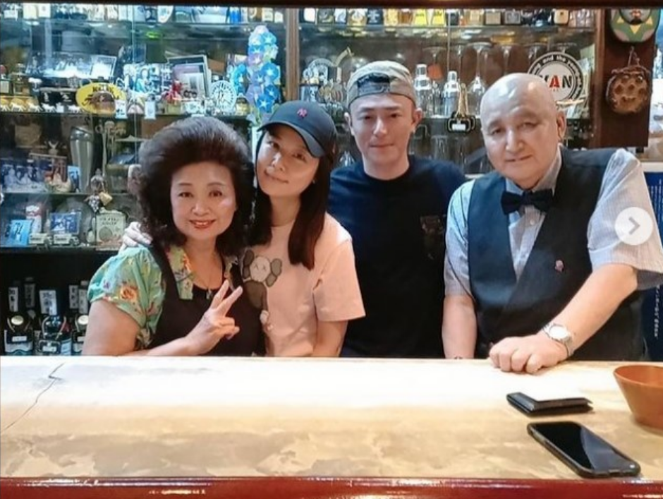 林心如|林心如霍建华与友人甜蜜聚餐，林心如全素颜现身，皮肤黝黑超显老