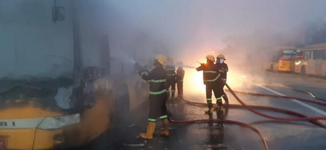 缅甸中文网 缅甸仰光两辆公交车突发大火，车辆被烧成框架