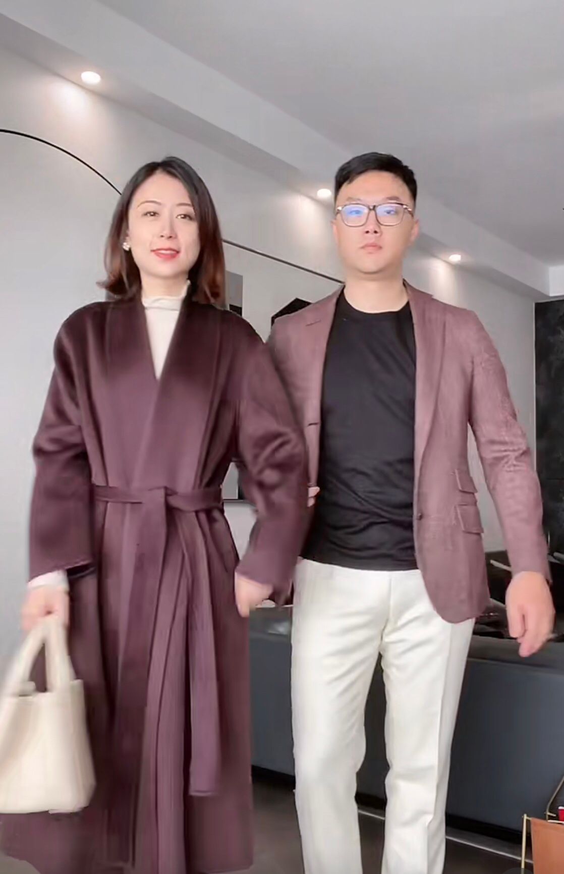 招聘|高级打工人平时怎么穿？看40岁情侣示范一周穿搭，选对颜色是关键