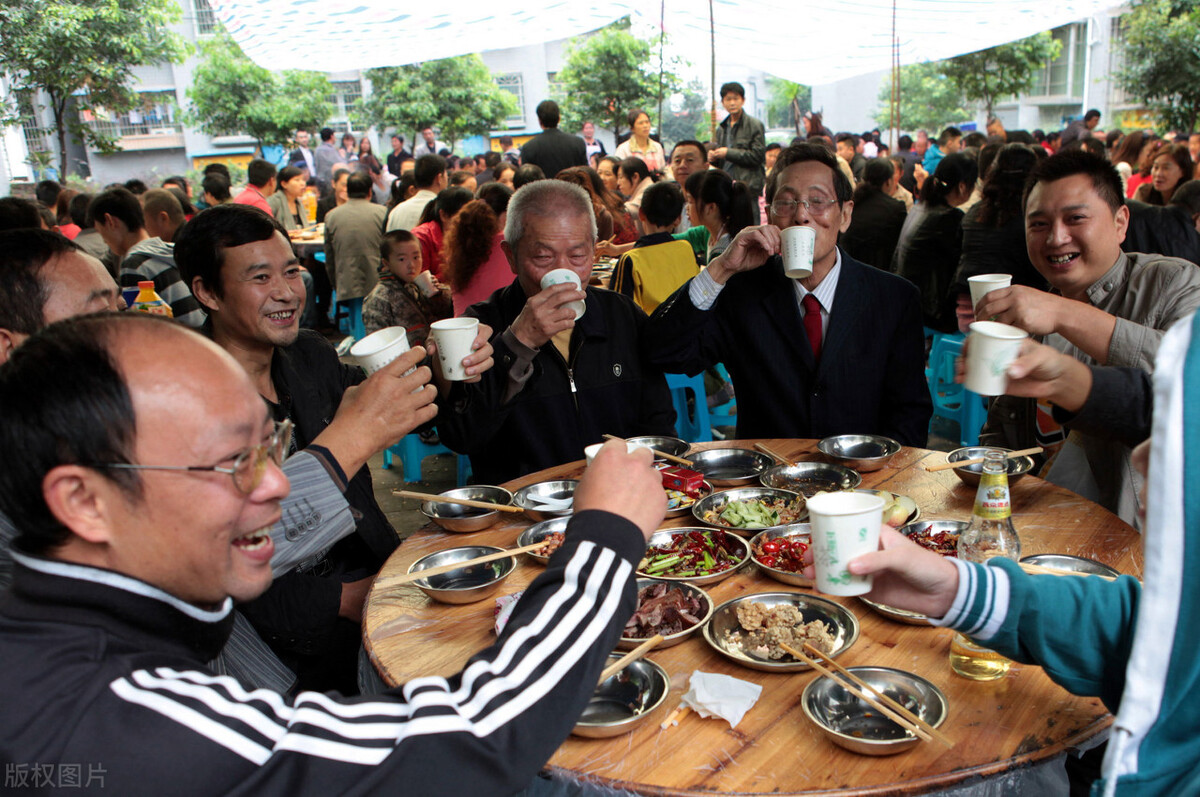 黑皮和方脸|“两千块一瓶而已”新娘舅舅拒绝敬酒指名“非茅台不喝”毁了婚宴