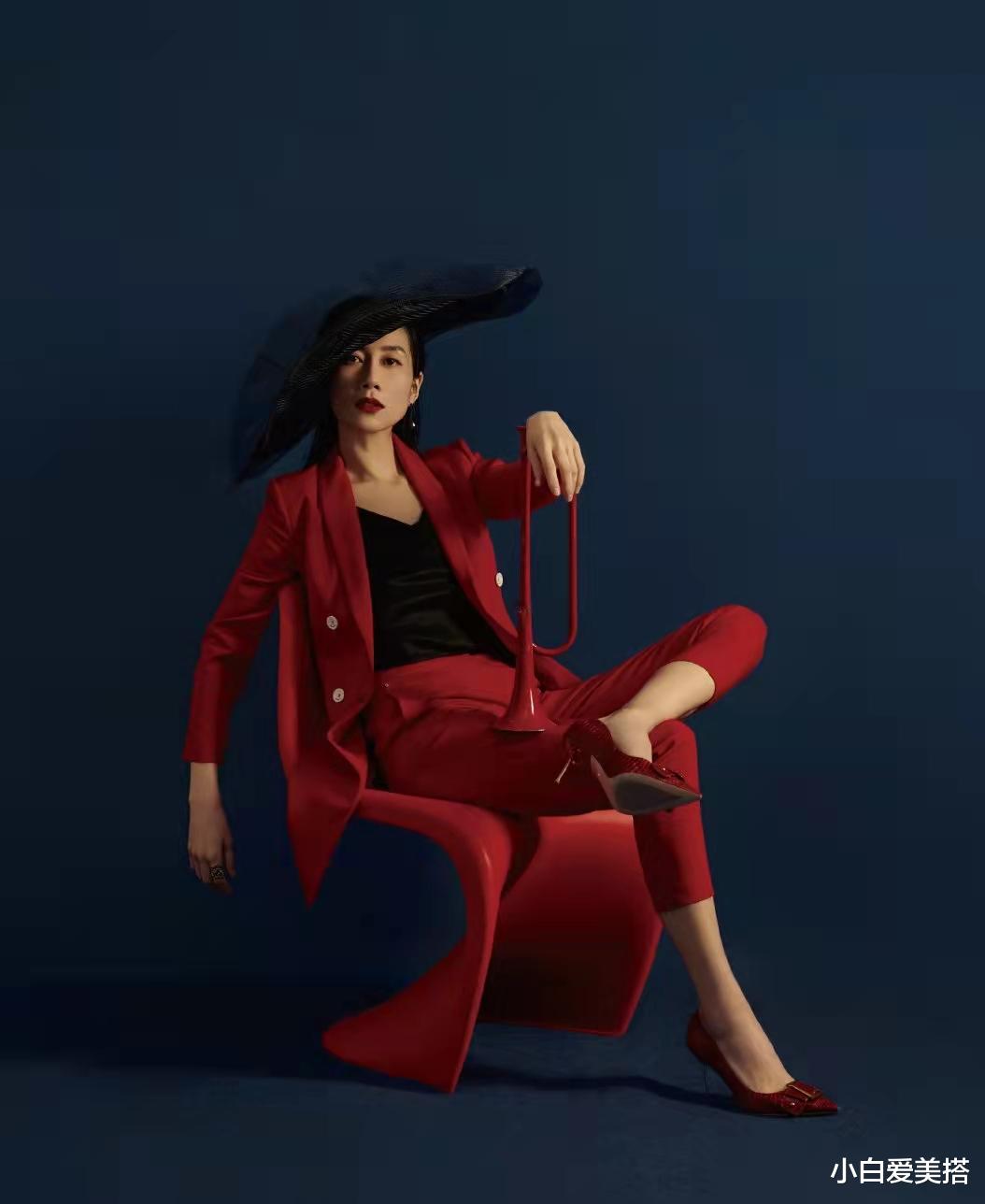 小白爱美搭|温峥嵘妆容看着有“油”，但穿黑色V领西装，气质却出乎意料的好