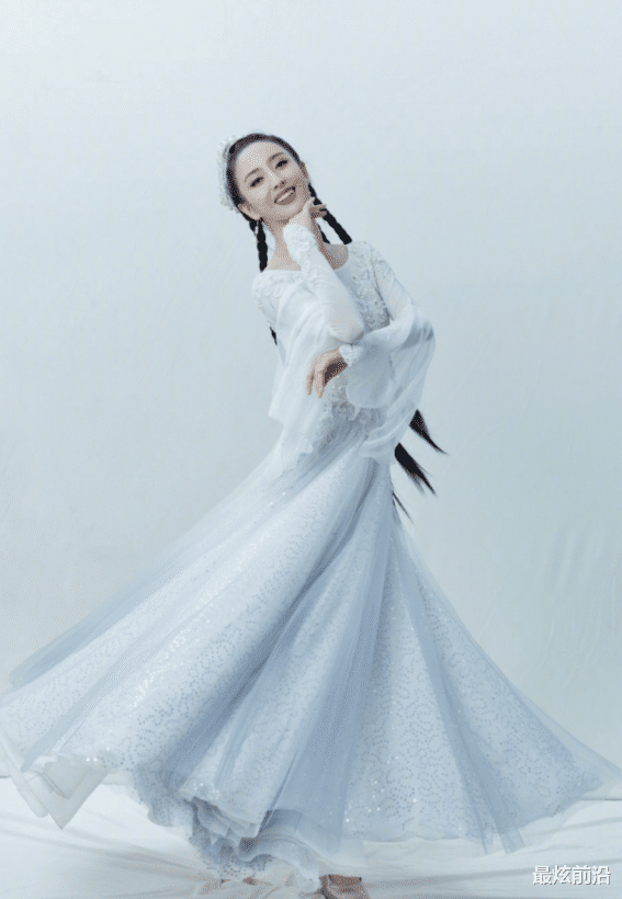 佟丽娅|佟丽娅罕见紫发型亮相，还大胆尝试露脐装，让人有点认不出来