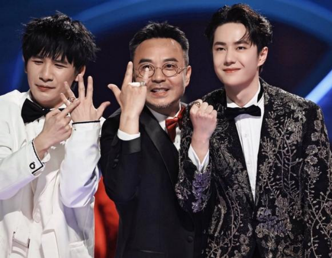 拥抱|跨年夜让人最为感动的幕后:穿越人海的拥抱,合照大秀戒指