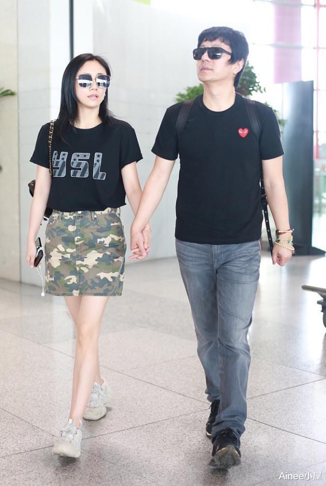 Ainee小屋|刘芸与郑钧牵手穿得稳重，黑色T恤配迷彩裙秀美腿，两人更似父女