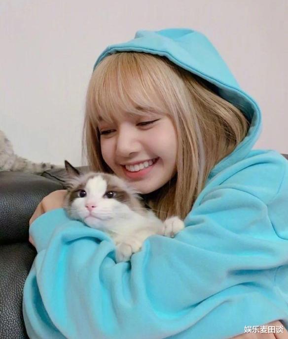 lisa|Lisa的腿被上帝吻过？穿上“无痕裤”，漫画腿抢镜，真没开特效？