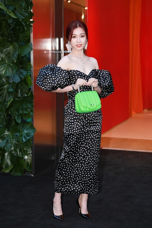 大表姐的时尚圈|虞书欣用力过猛了,穿超大“泡泡袖”抹胸裙险翻车,要靠颜值硬撑