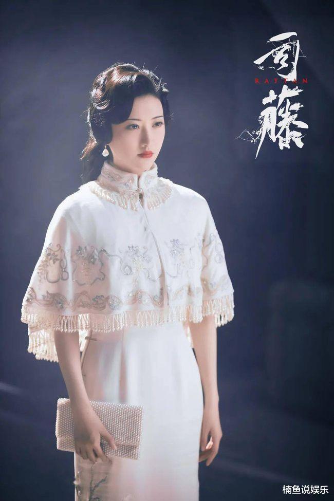 景甜|景甜每一次出场都惊艳！雨中撑伞大秀香肩，穿绿纱裙好似花仙子