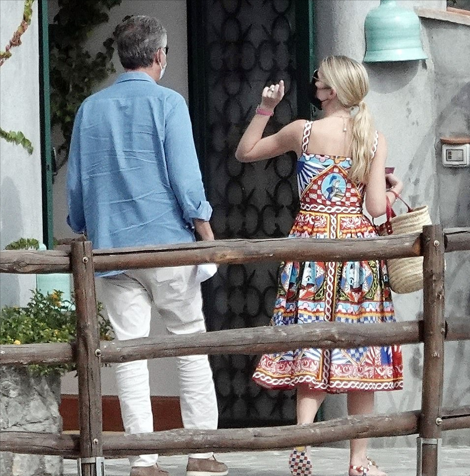 全球时尚风行|戴安娜侄女和62岁新婚老公度蜜月！又穿D&G花裙，老公真不像老头