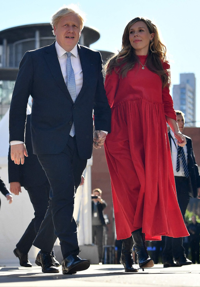 全球时尚风行 英国第一夫人挺大肚亮相！碎花裙配绿西装藏8个月孕肚，变美好多