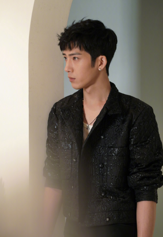 肖战|明星字迹哪家强？井柏然的很工整，肖战的很随意，这位偷练字了？