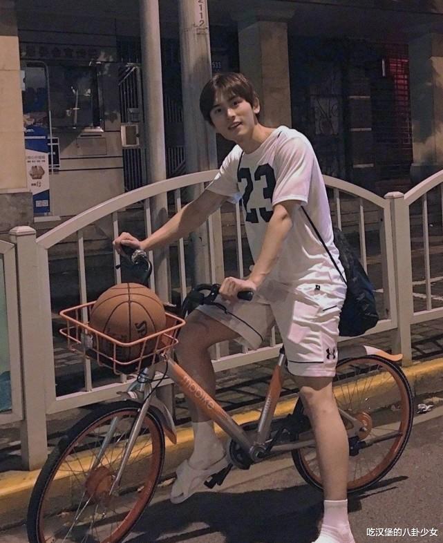 张哲瀚|《山河令》男主又上热搜,粉丝们机场送的礼物很奇葩