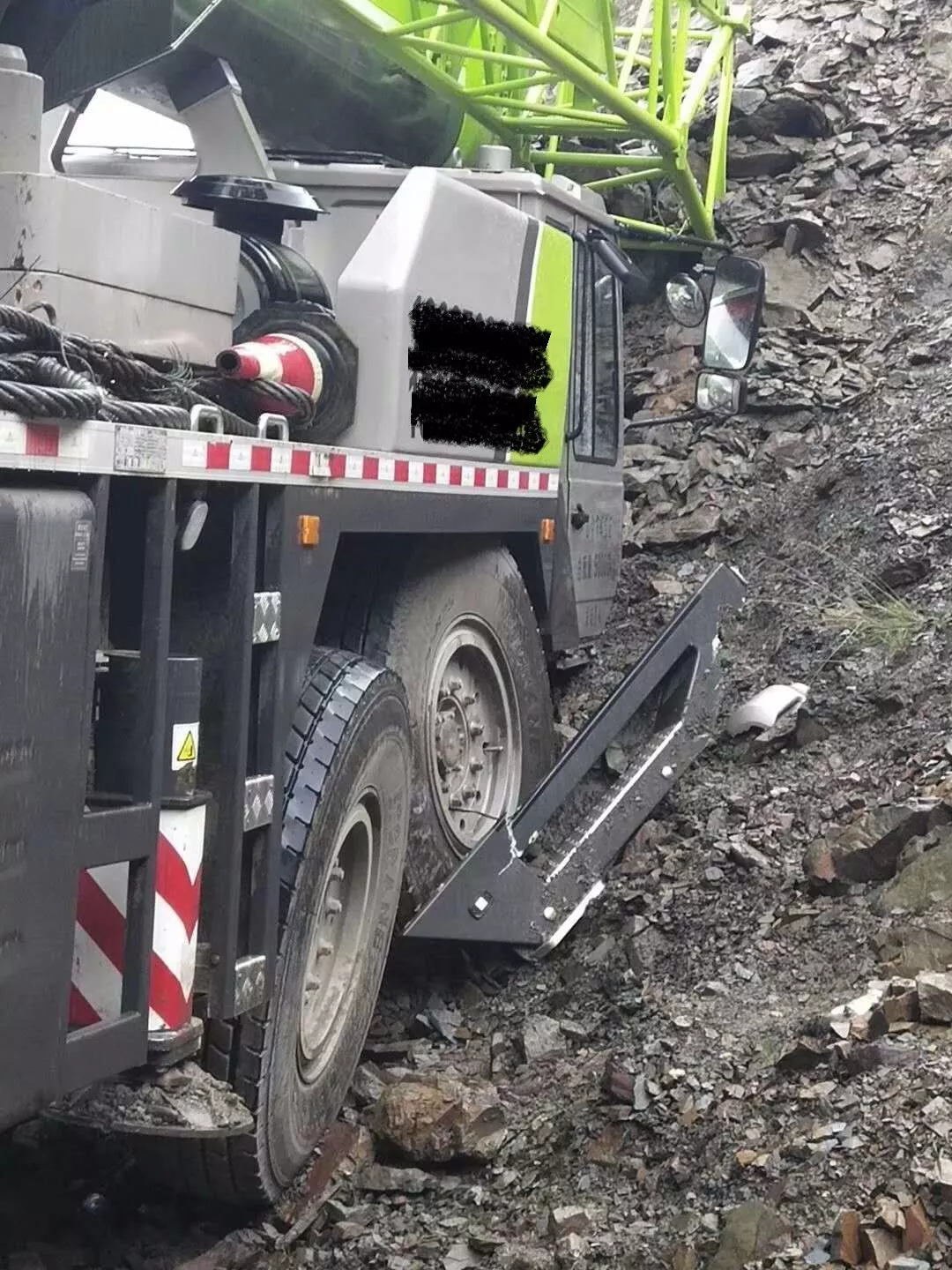 矜持自己 中联80吊车拐弯撞上山体！老板派台徐工20G，四倍率救援