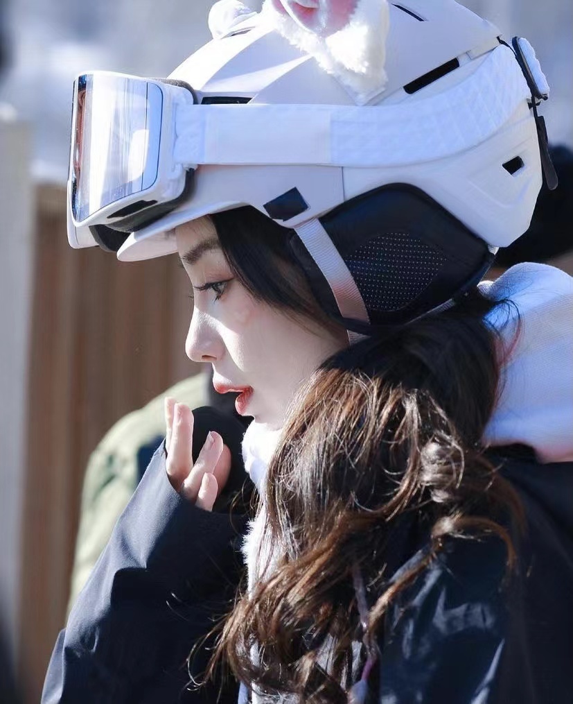 当红女星|baby晒滑雪造型美照 戴羊角头盔保暖又可爱