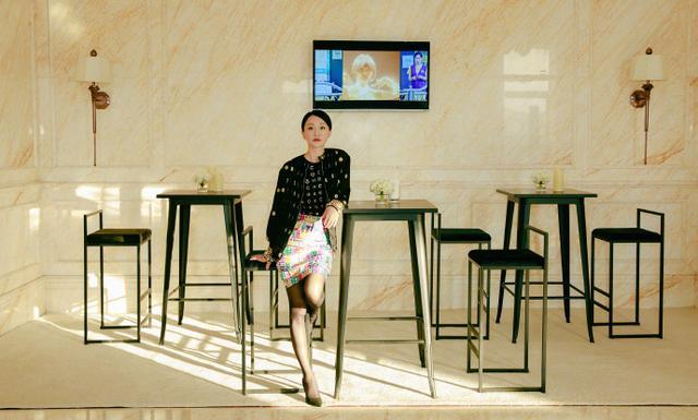 周迅|周迅对丝袜是不有执念？穿彩虹色包臀裙配黑丝，时髦不输年轻小花