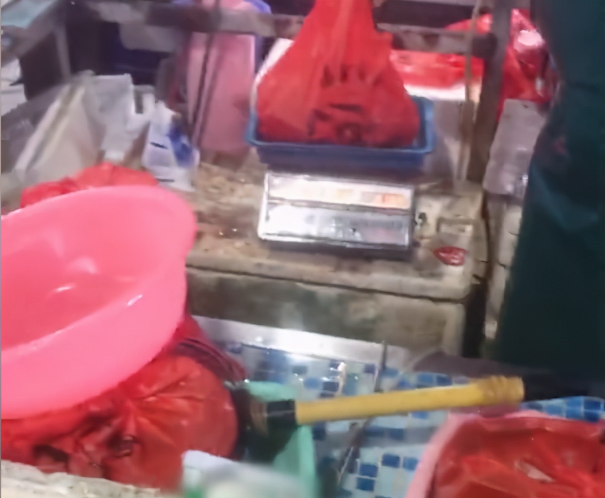 掌上社评 怀疑买的水产有“猫腻”，男子拿剪刀戳破塑料袋，水从洞内喷涌而出