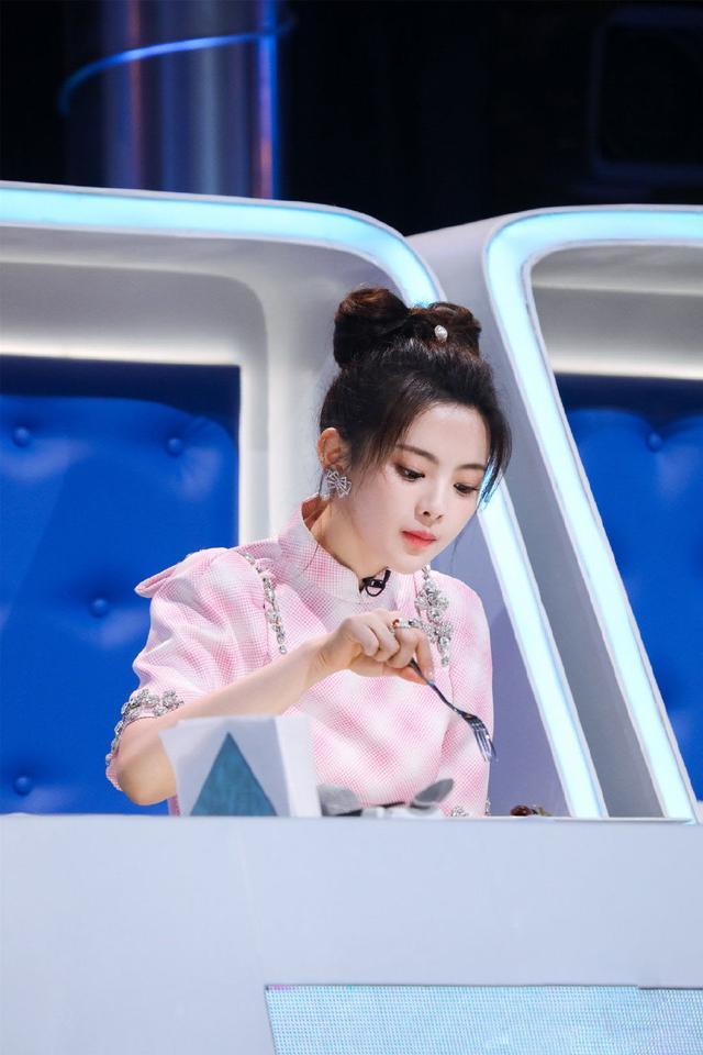 杨超越|杨超越成综艺咖,穿旗袍裙出镜扮“在逃公主”,蝴蝶结发型抢镜