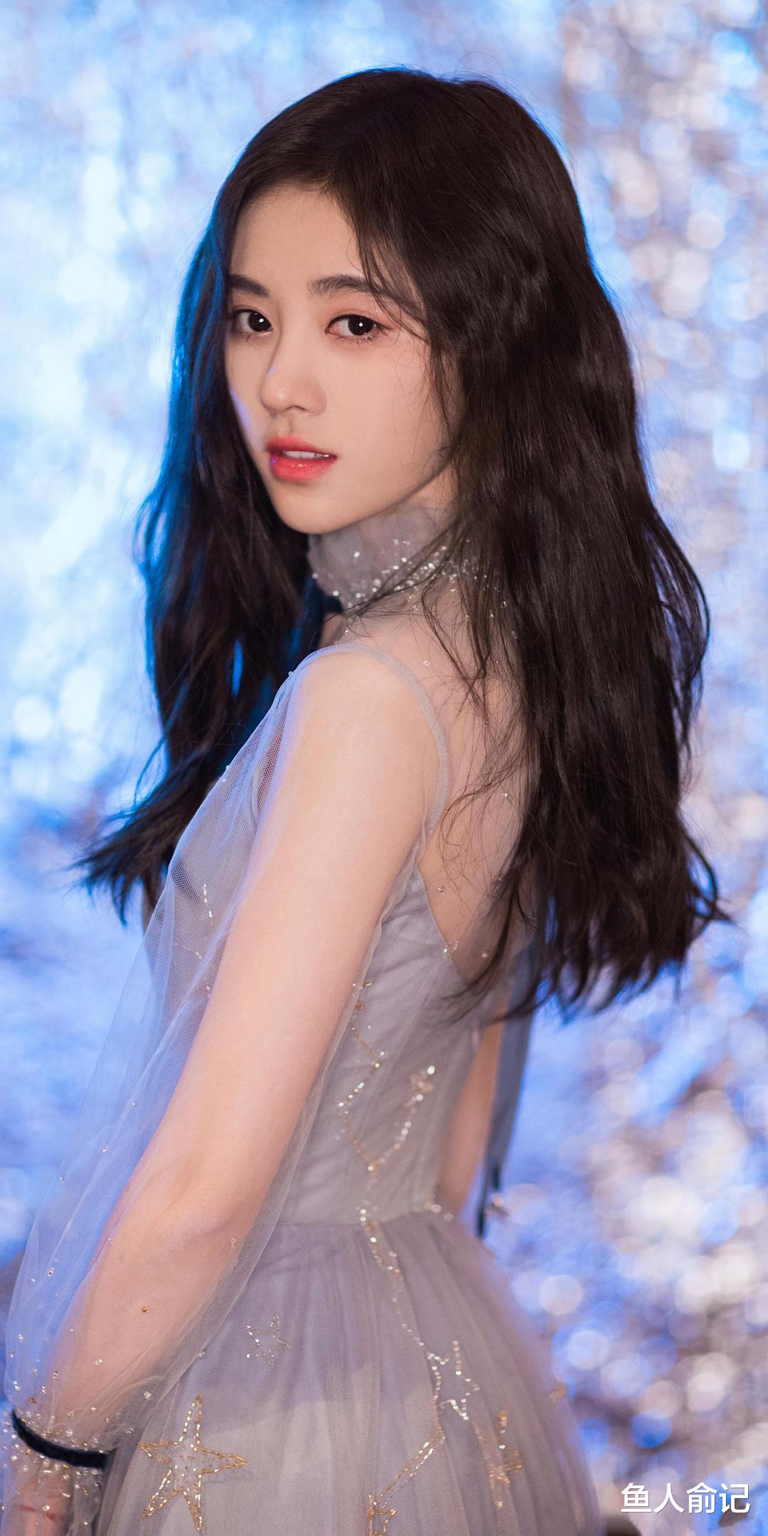 关晓彤|有种基因叫鞠婧祎妈妈，看到她的童年照，网友：果然是颜值担当