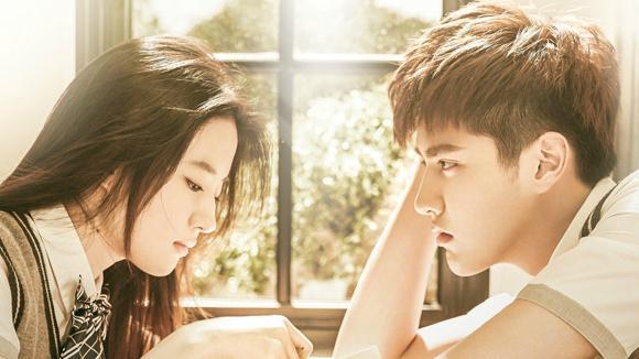 刘亦菲|刘亦菲穿运动背心好饱满，把衣服都撑开了，和吴亦凡吻戏自然