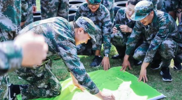 依科育儿吧|某大学军训,女生“热舞助兴”引众人热议,纷纷直言尺度太大