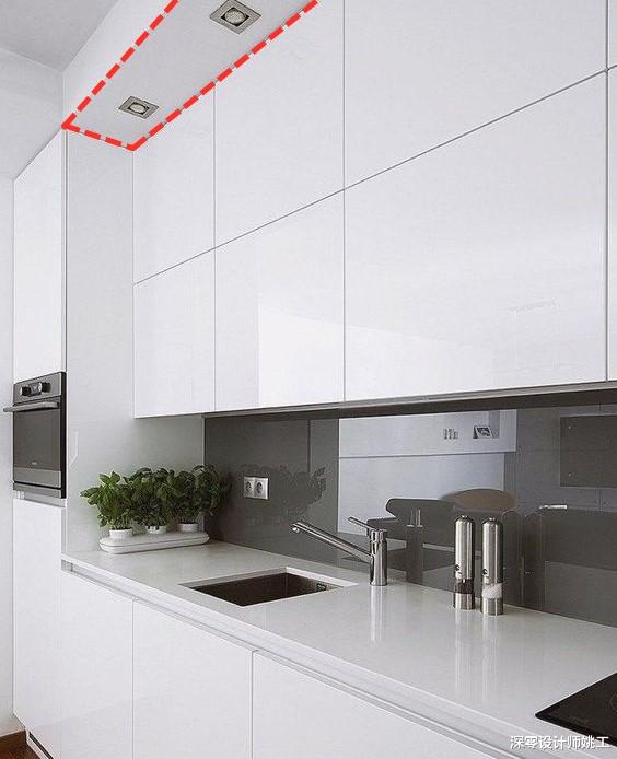 装修选了定制柜,本身并没有错,但顶部封板没做好,那问题就大了