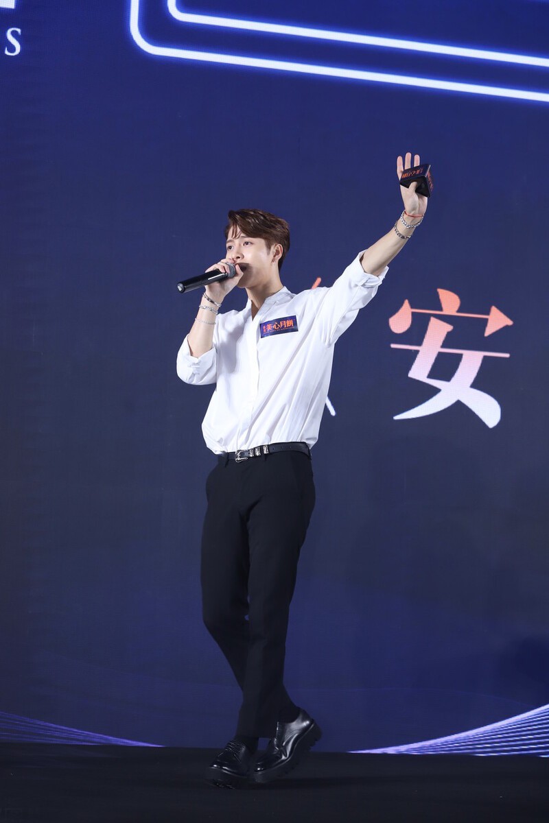 男士穿衣搭配杂志|王嘉尔的造型帅气又显男人味，身材实力抢镜，这不愧是运动员出身