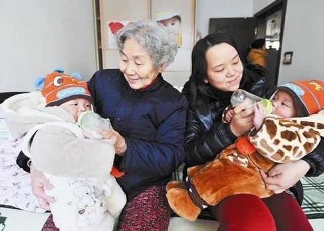 萱爸育儿经|儿媳和女儿同时生娃,应该照顾谁?答案很现实,老人别选错