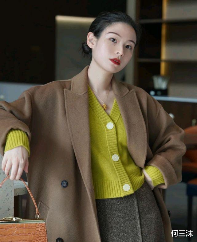 穿衣搭配|职场穿搭不要只会西装配西裤，可以尝试其他的风格，别有一番风味