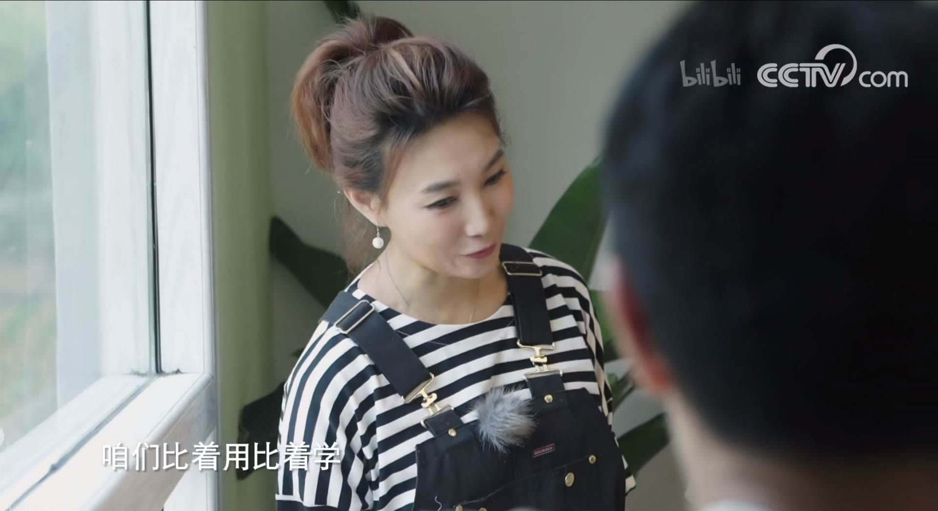 背带裤|李梓萌私下真洋气，扎高马尾和新闻里差距好大，穿背带裤哪像43岁