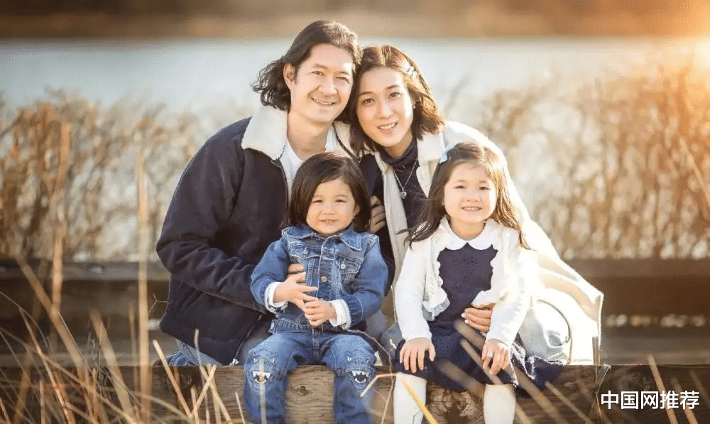 |37岁钟嘉欣晒做饭视频,素颜出镜保养到位,厨房装修十分简朴