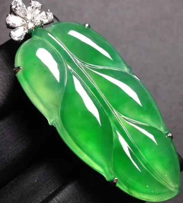 翡翠|色差一分,价差十倍,翡翠的正色和偏色可得分清了