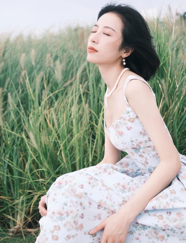 旗袍公馆|周雨彤戏里戏外都会穿，一袭碎花裙穿出好比例，清爽减龄谁不爱？