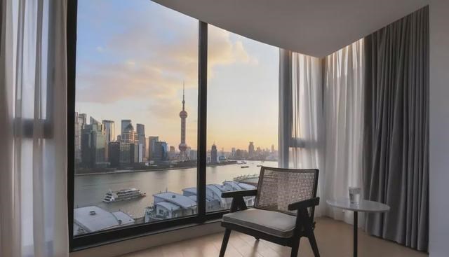 外滩|你是我的荣耀:乔晶晶住300㎡江景房,在景观阳台上,外滩尽收眼底