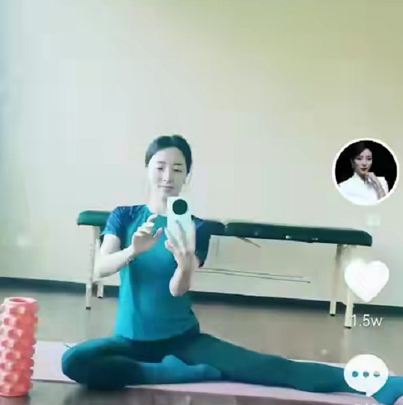 时尚风行派 央视一姐李思思不惧素颜!穿健美裤秀出超模腿,难怪能惊艳撒贝宁