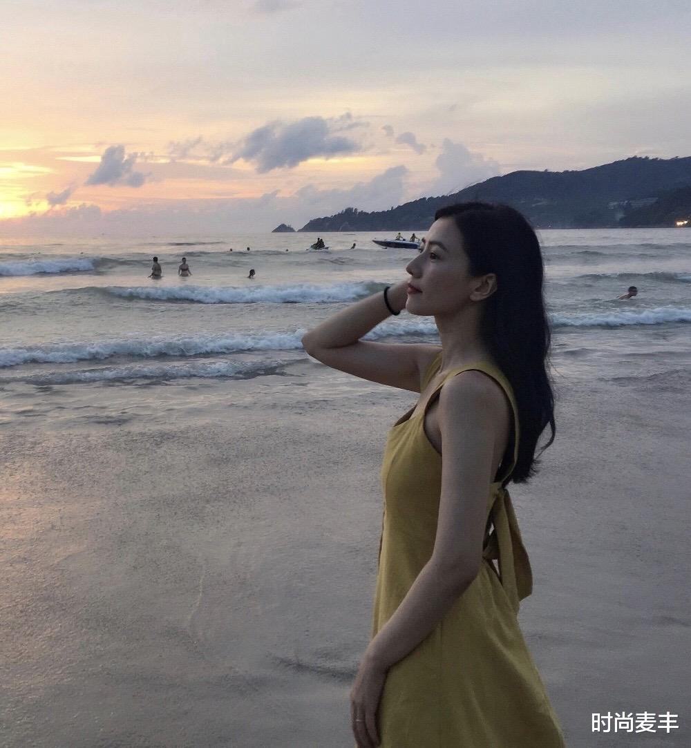 时尚麦丰|高圆圆出席某活动，一身白色斜肩礼服简约时尚，气质优雅