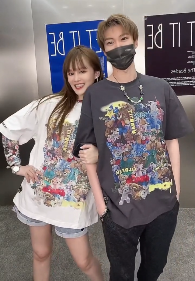 赵本山|赵本山女儿球球和男友出镜秀恩爱,男方脖子上吻痕抢镜