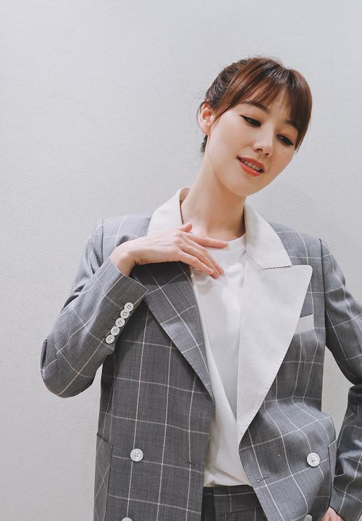 主持人|美女王冠近照，少女感十足，清秀优雅漂亮依然，自曝37岁没对象？