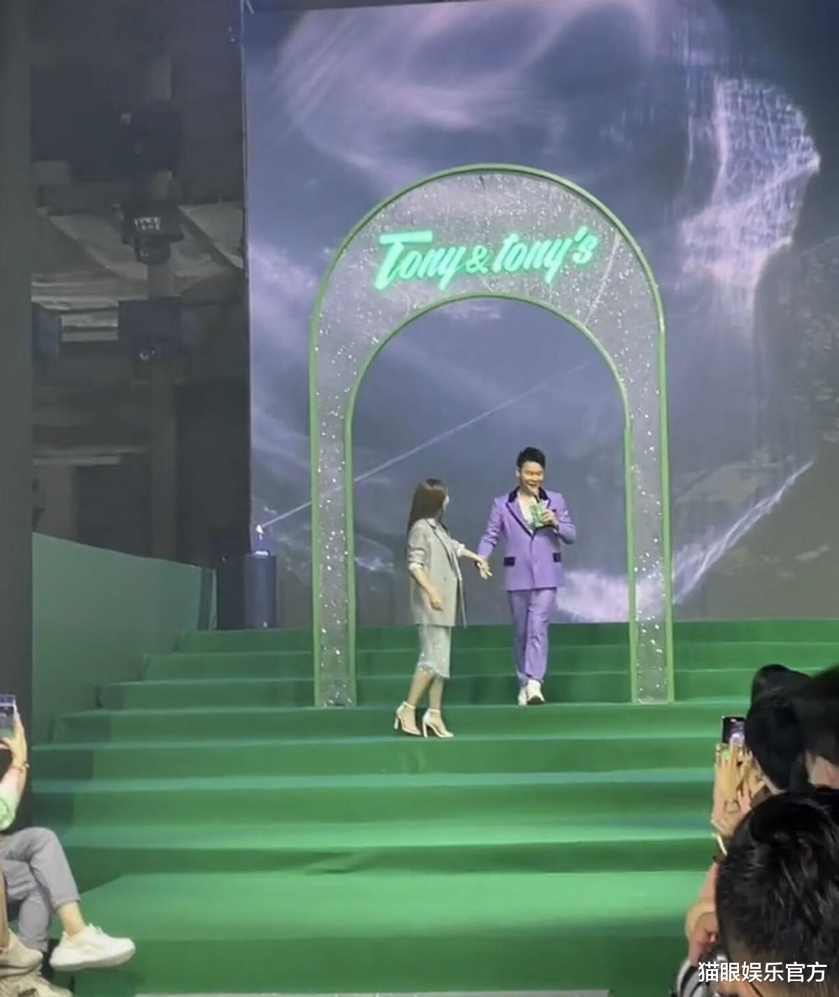 李菲儿|李菲儿牵着男主持人手下楼梯，不慎摔倒在地，被男生搂入怀安慰