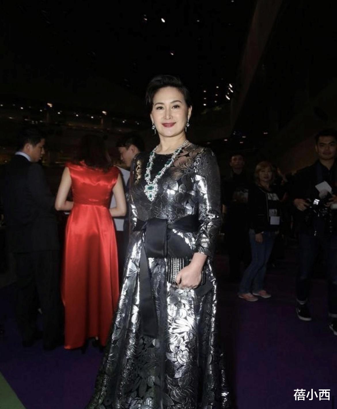 蛋糕裙|何超琼穿出了60后女性羡慕的贵妇感，薄纱蛋糕裙配短发，高贵优雅