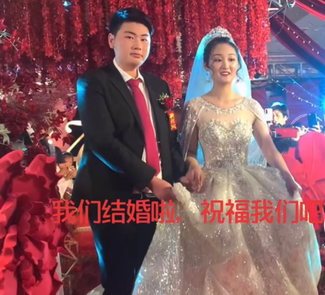 李颖|大衣儿媳成立公司，坐老板位霸气总裁范尽显，手上鸽子蛋太耀眼