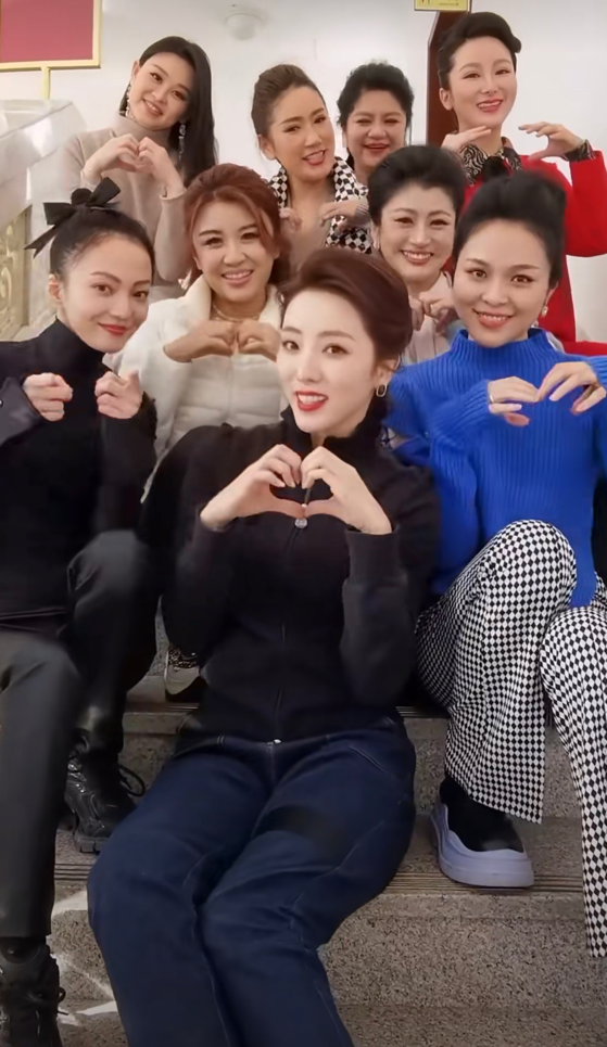 李思思|央视主持人李思思晒私下照，坐c位瓜子脸好美，张韶涵筷子腿抢镜