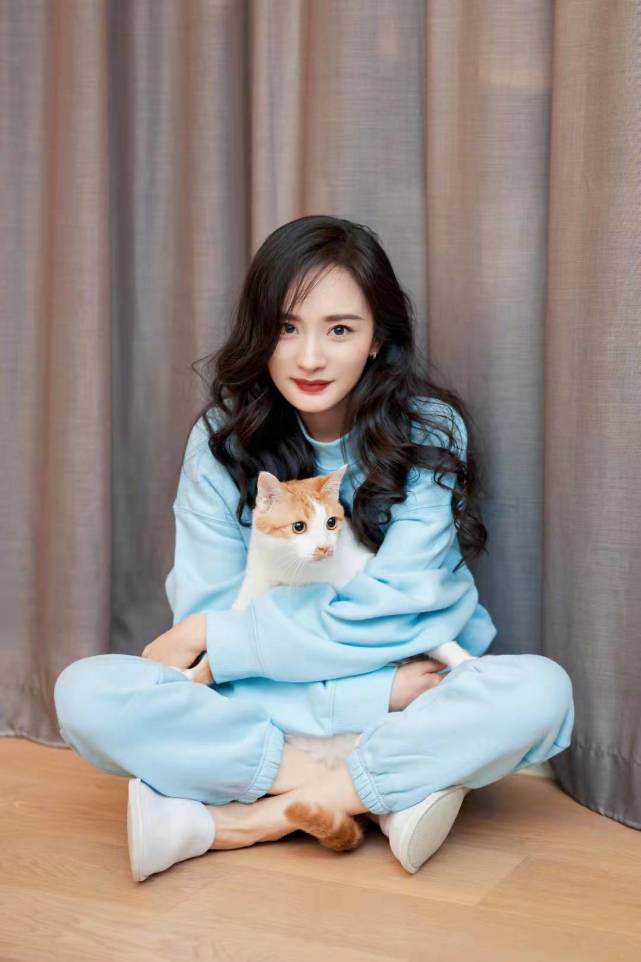 杨幂|杨幂最新美照曝光，天青色居家休闲装